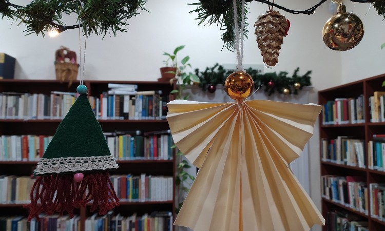 Karácsonyi hangulat a Wekerlei Könyvtárban - Ünnepi fotós séta :: 2024.12.10-31.