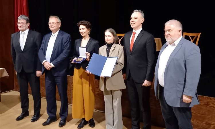 Kispest közművelődésében végzett kiemelkedő munkánkért elismerő oklevelet és plakettet vehettünk át