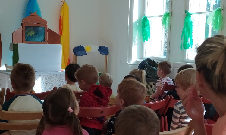 Népmesés helyszínavató a Kós Károly tér 15-ben, a Wekerlei Könyvtár korábbi helyén - Árnyas Óvoda Vonás utcai kiscsoportosai :: 2023. 09. 28.