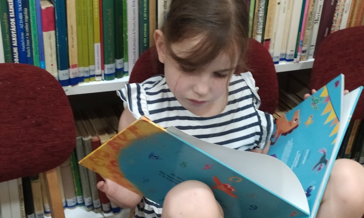 Rendhagyó könyvtári óra - Kós Károly Általános Iskola 1.b osztály :: 2025.06.06.