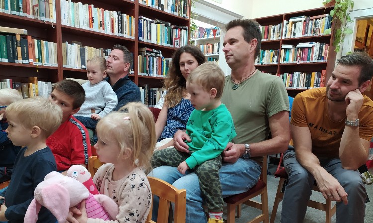 A NÉPMESE NAPJA PAPÍRSZÍNHÁZAS MESÉKKEL