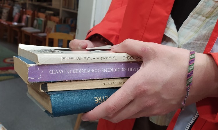 NYÁRI KÖNYVES AJÁNDÉKNAPOK - PÉNTEKI KÖNYVKÍNÁLAT - 2023. 06. 09.