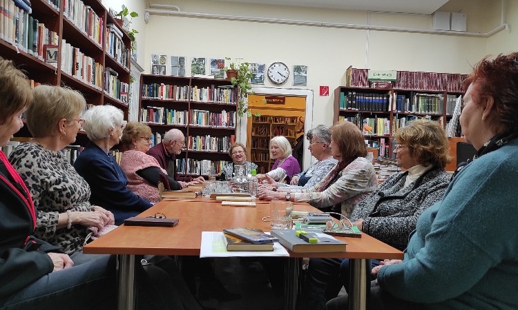 KÖZÖS VERSELÉS A KÖLTÉSZET VILÁGNAPJA ALKALMÁBÓL - Versbarátok klubja