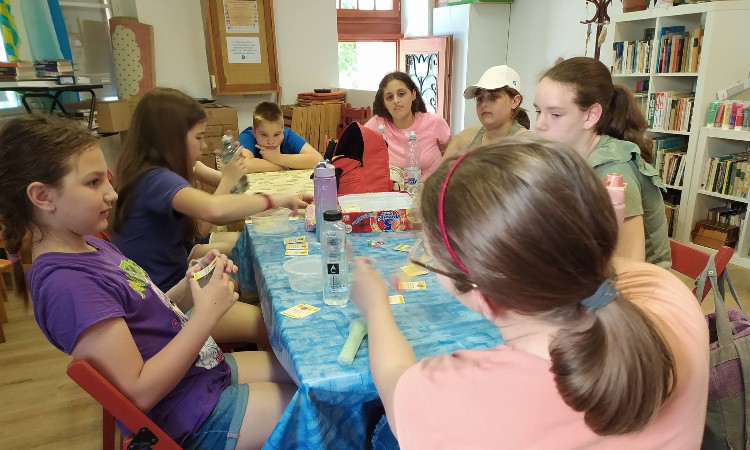 Ötödik nap képeken a „Mese, mese, mátka…” című olvasásnépszerűsítő táborban :: 2024.06.29.