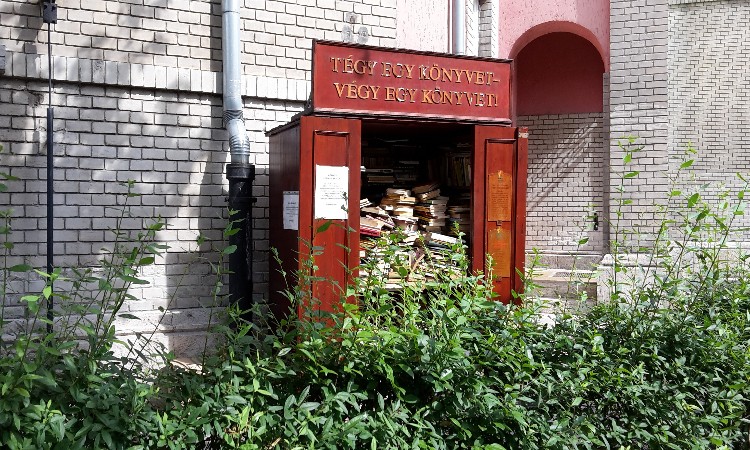 „Tégy egy könyvet - Végy egy könyvet!” utcai könyvcsere szekrény