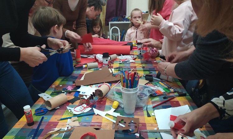 MIKULÁSVÁRÓ BÁBOS MESÉK ÉS KÖZÖS KÉZMŰVESKEDÉS