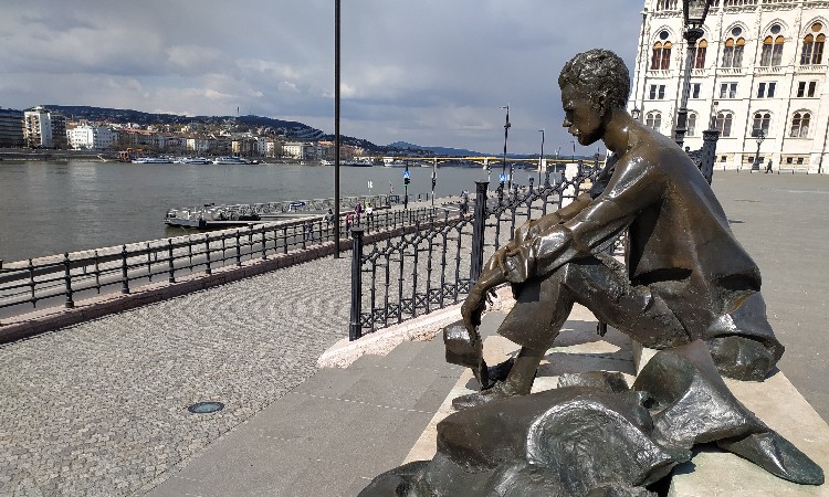 Virtuális VERSFAL a Wekerlei Könyvtárban