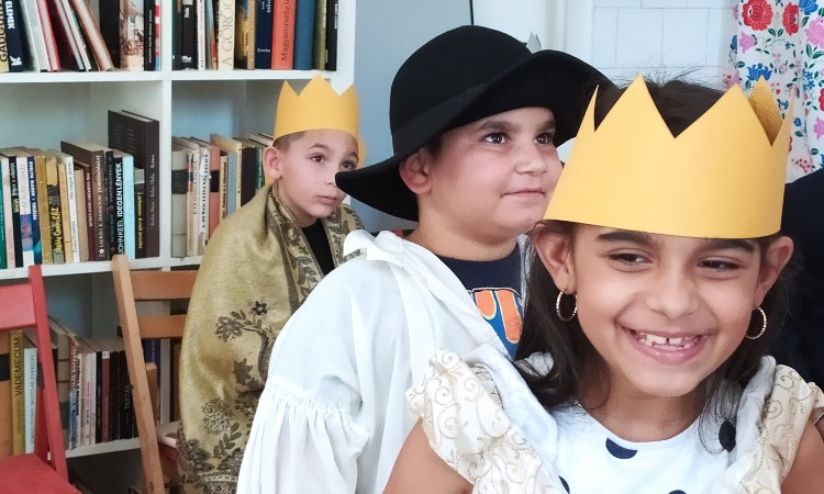 Népmesés helyszínavató a Kós Károly tér 15-ben, a Wekerlei Könyvtár korábbi helyén - Wesley János Óvoda, Általános Iskola és Gimnázium alsós diákjai :: 2023. 09. 28.