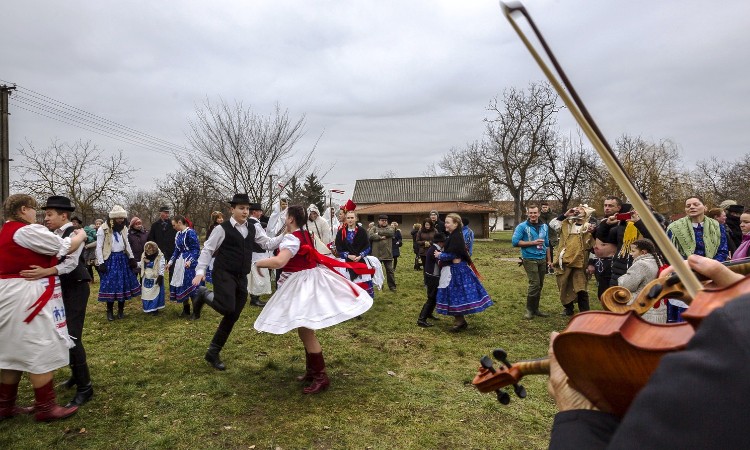 "Farsangolós" könyvtári óra kispesti iskolásoknak
