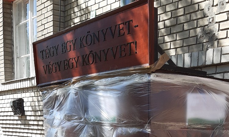 Ideiglenesen ZÁRVA a "Tégy egy könyvet - Végy egy könyvet!" utcai könyvcsere szekrény