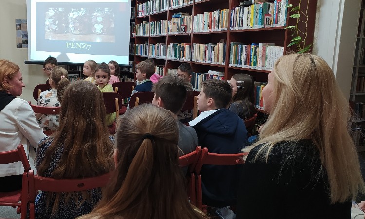 PÉNZ7 a Wekerlei Könyvtárban