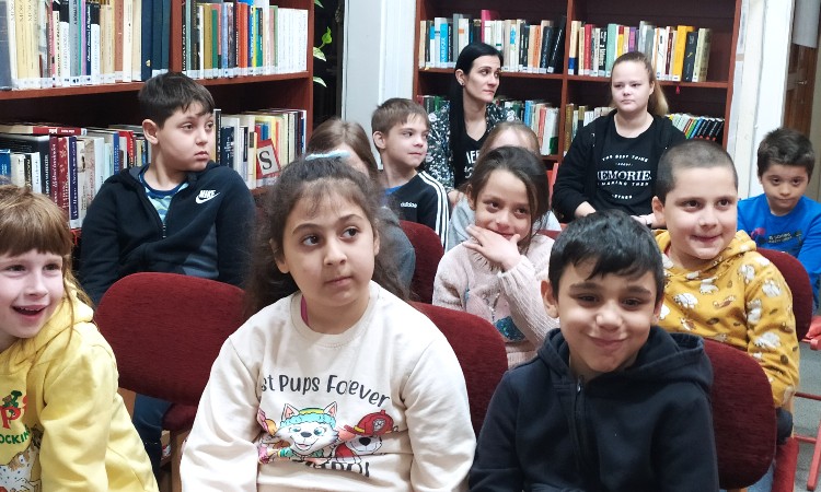 A magyar költészet napja - Verselés a Kispesti Gábor Áron Általános Iskola első osztályos diákjaival :: 2023.04.14.