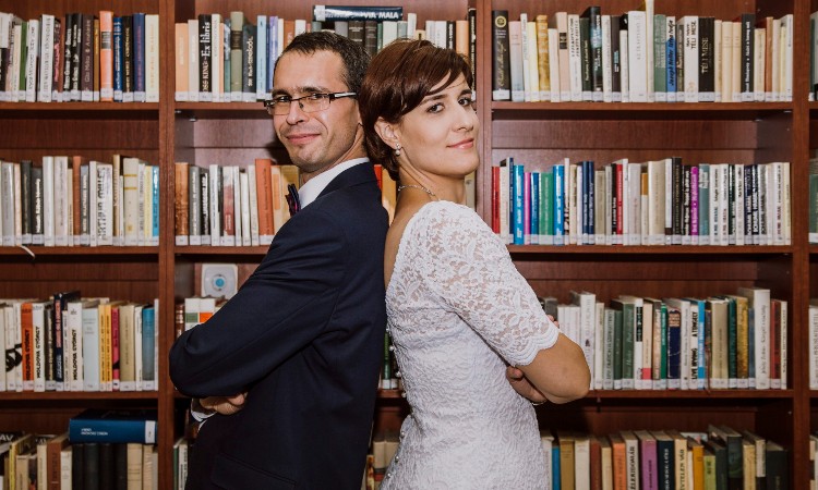 Esküvői fotózás a könyvtárban