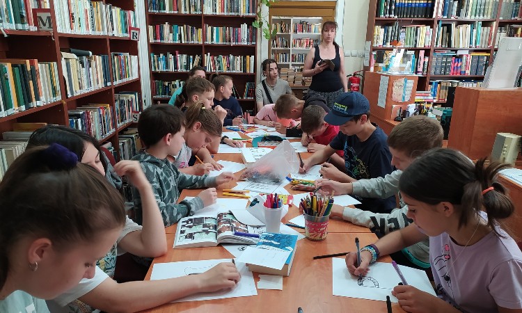 A könyvtárosi munka közelebbről - Táborozó gyerekek a KMO-ból :: 2023.06.29.