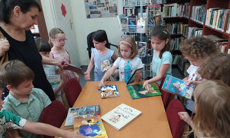 Olvasásnépszerűsítő óra az Erkel Ferenc Általános Iskola 1B osztályos diákjaival :: 2024.06.17.