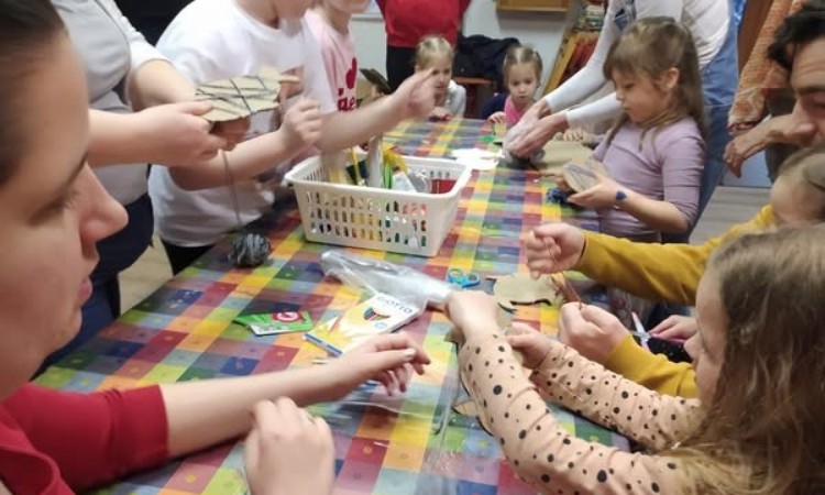 Bábos népmese és közös kézműveskedés - Péntek esti mesék :: 2025.09.26.